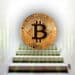 Bitcoin sobre escalera con gráfico verde alcista