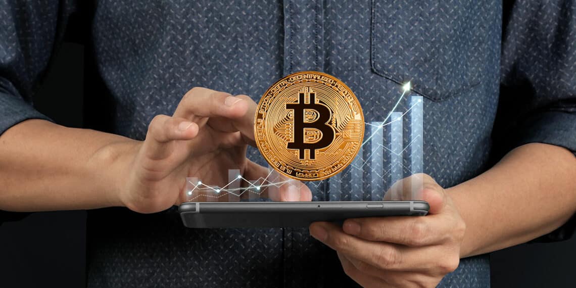 Persona con tableta de precio de bitcoin para el fin de semana