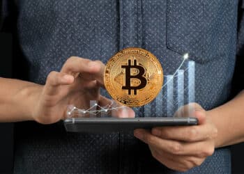 Persona con tableta de precio de bitcoin para el fin de semana