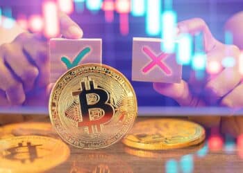 Bitcoin con mano sosteniendo aprobación y negación que representa factores sobre el precio de BTC