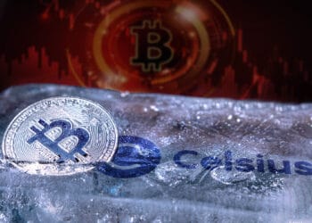 moneda de bitcoin congelada en bloque de hielo con logo de celsius y gráfico de bitcoin en caida en el fondo