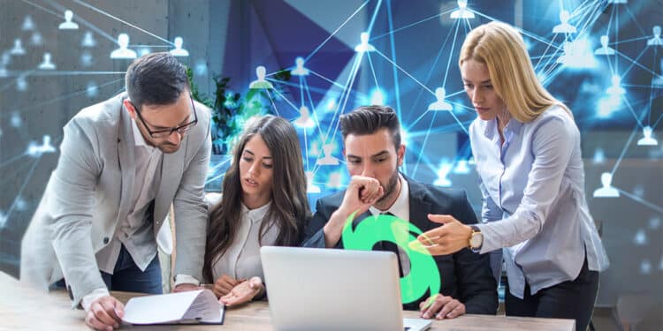 Grupo de personas preocupadas con logo de Tornado Cash frente a computadora y representación de blockchain al fondo.