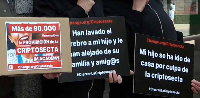 Protesta en contra de criptosecta.