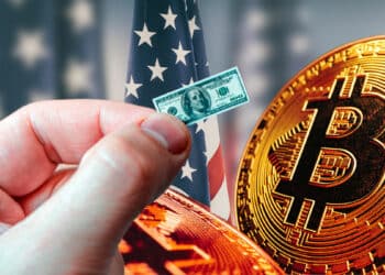 Inflación de Estados Unidos representado en el dólar miniatura y Bitcoin grande