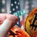 Inflación de Estados Unidos representado en el dólar miniatura y Bitcoin grande