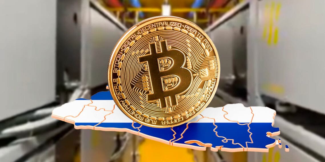 moneda de bitcoin sobre mapa de El Savador con granja minera en el fondo