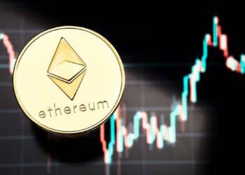 Ethereum junto a un gráfico alcista.