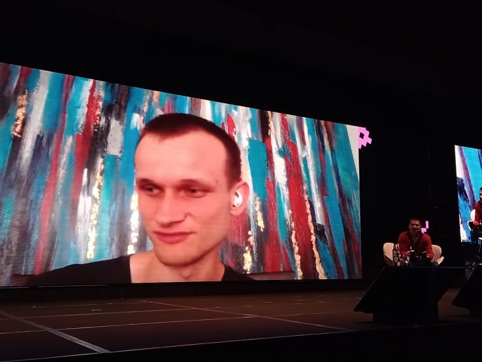 Evan Van Ness entrevistando a Vitalik Buterin en ETHLatam