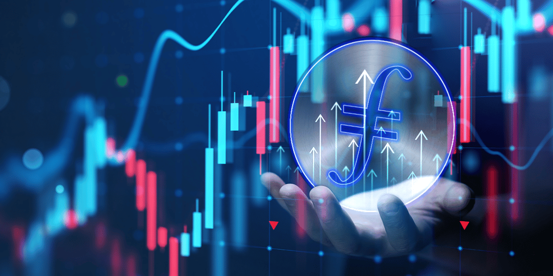 Filecoin sostenida por mano entre gráficos