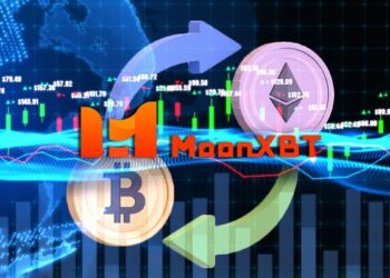 Moneda de bitcoin y otra de Ether con flechas curcas reflejando su intercambio sobre unos gráficos de precio y el logo de MoonXBT