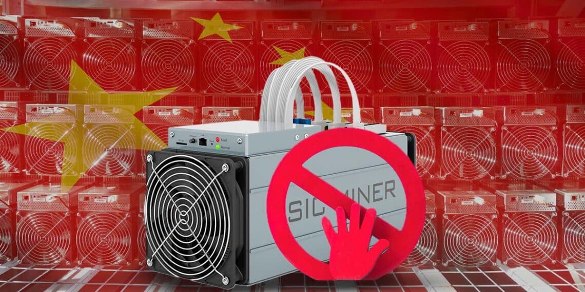 Minero de bitcoin acompañado de un signo prohibido y la bandera de China.