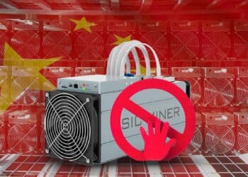 Minero de bitcoin acompañado de un signo prohibido y la bandera de China.