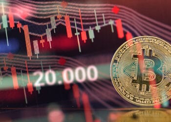 moneda de bitcoin con barras de precio rompiendo linea de soporte a nivel del precio de 20.000 dólares