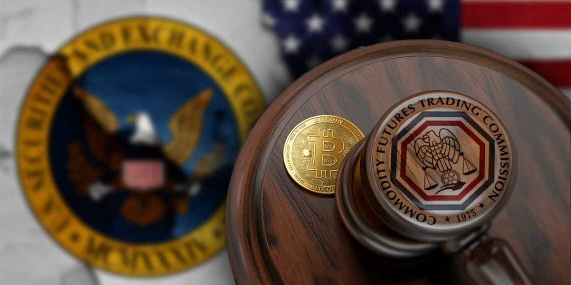 Logo de la SEC junto a un martillo acompañados de un bitcoin.