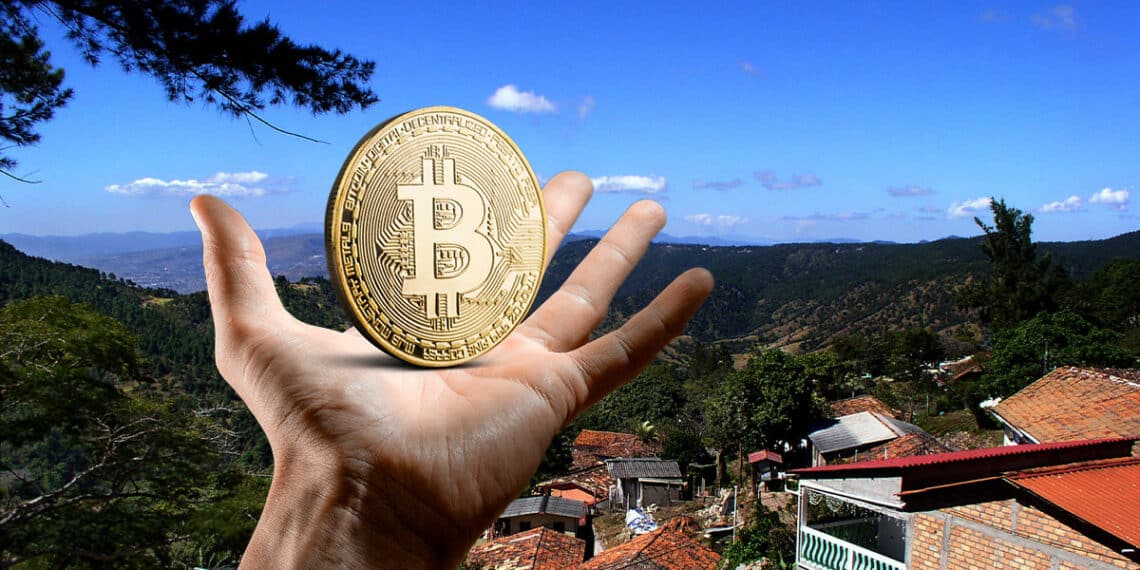 Santa Lucía, Honduras, y mano con Bitcoin.