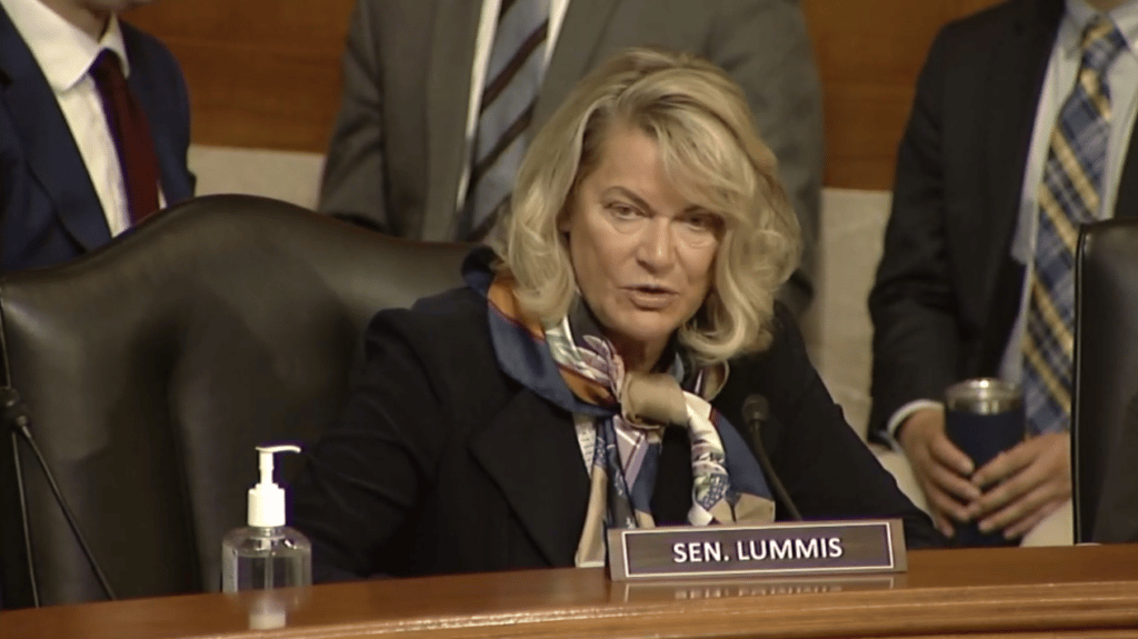 Cynthia Lummis en el Senado proponiendo peoyecto de ley para regular Bitcoin.