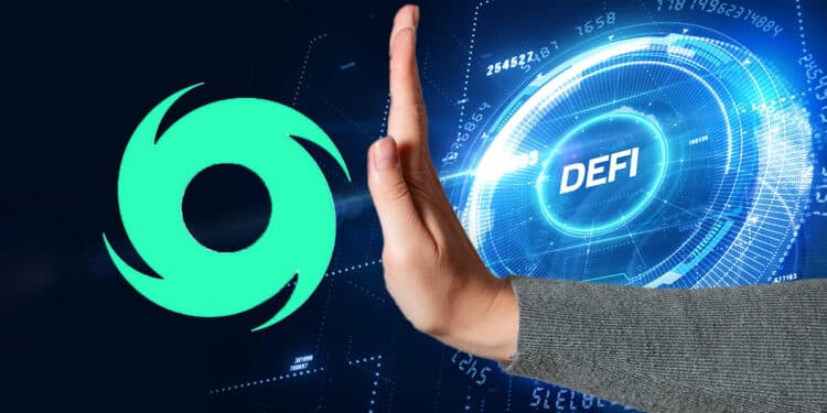 DeFi y logo de Tornado Cash con mano que indica negación