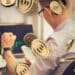 Trader optimista con gráficos verdes de fondo por precio de futuros de bitcoin