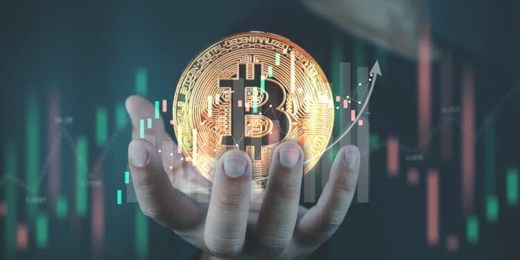 Mano y bitcoin con gráficos verdes