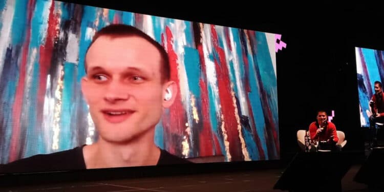 Vitalik Buterin con Evan van Ness en ETHLatam