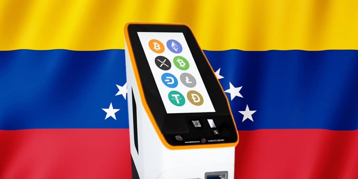 Cajero de Bitbase junto a bandera de Venezuela.