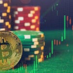 Moneda dorada de bitcoin sobre una mesa de poker con fichas de casino.