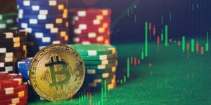 Moneda dorada de bitcoin sobre una mesa de poker con fichas de casino.
