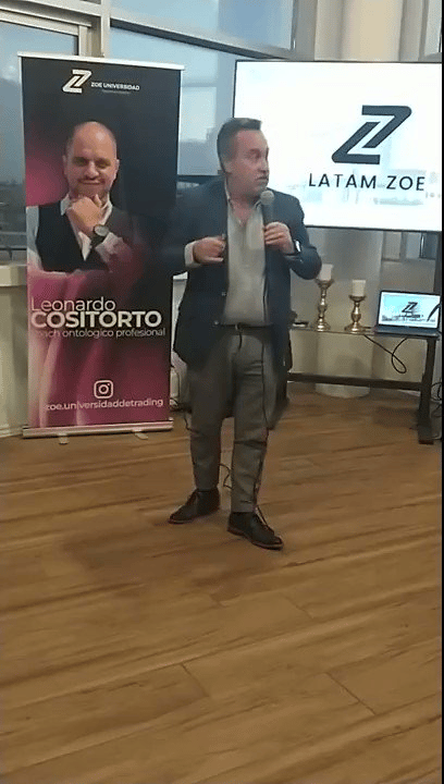 Exjuez y asesor legal de Generación ZOE, dando una charla.