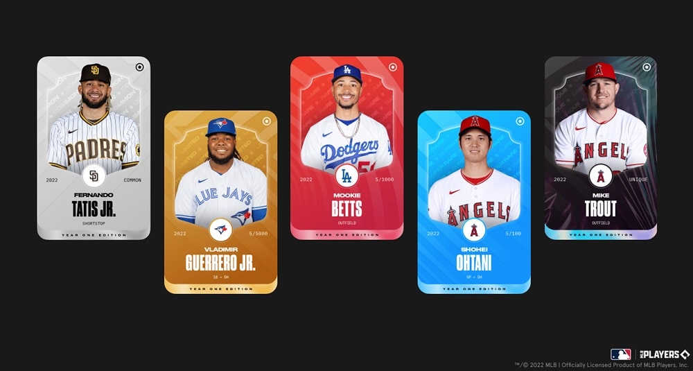 Cinco tarjetas de jugadores de beisbol en diferentes colores, una al lado de la otra.