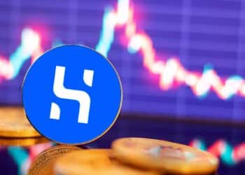 Stablecoin HUSD junto a un gráfico de mercado.