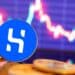 Stablecoin HUSD junto a un gráfico de mercado.