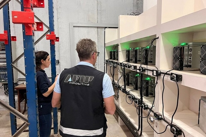 supervisores de la AFIP inspeccionando granja de minería en Córdoba, Argentina