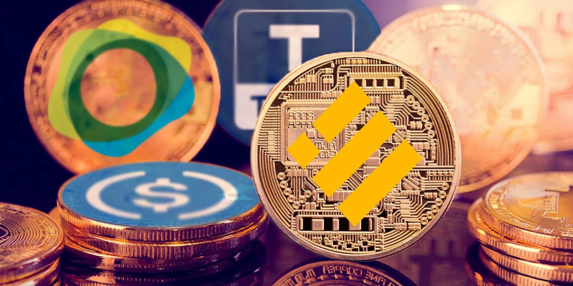 moneda de BUSD de Binance con stablecoins USDC, TUSD y USDP en el fondo