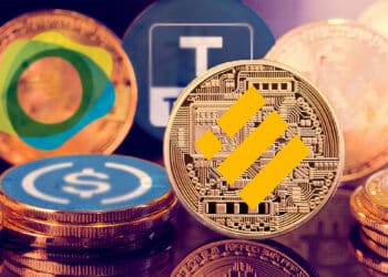 moneda de BUSD de Binance con stablecoins USDC, TUSD y USDP en el fondo