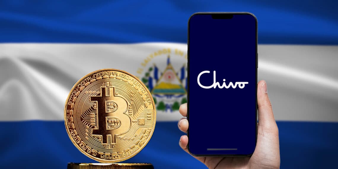 Bitcoin y un celular con la aplicación de Chivo wallet junto a la bandera de El Salvador.