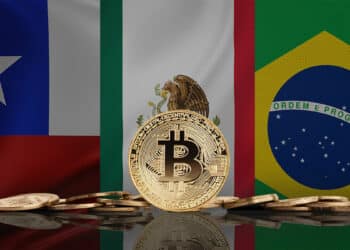 Bitcoin acompañado de las banderas de Chile, México y Brasil.