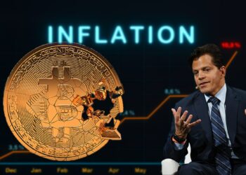 Anthony Scaramucci junto a moneda de bitcoin quebrandose con gráfico señalando aumento de la inflación