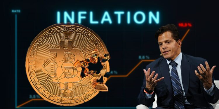 Anthony Scaramucci junto a moneda de bitcoin quebrandose con gráfico señalando aumento de la inflación