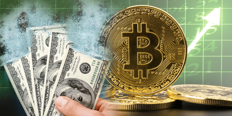 Bitcoin en verde y billetes desvanecidos