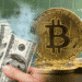 Bitcoin en verde y billetes desvanecidos