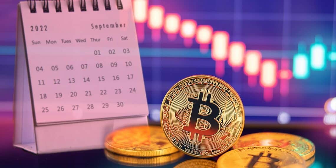 moneda de bitcoin con calendario del mes de septiembre y gráfico de precio descendente en el fondo