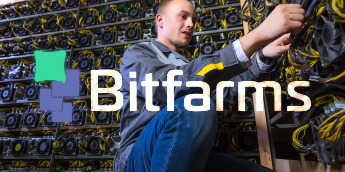 hombre acomoa equipos de minería de criptomonedas con logo de Bitfarms