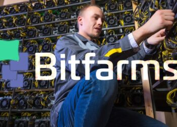 hombre acomoa equipos de minería de criptomonedas con logo de Bitfarms