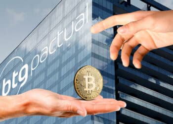 Banco BTG PActual y manos intercambiando Bitcoin