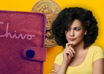 Chivo wallet de El Salvador con unos bitcoins y persona descontenta