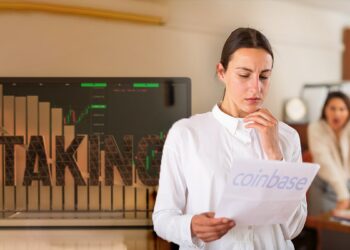 mujer evalua documento de coinbase considerando staking de criptomonedas por críticas