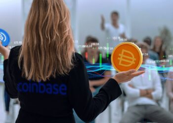 mujer con logo de Coinbase en espalda sostiene monedas de DAI y USDC frente a público con gráfico de precio