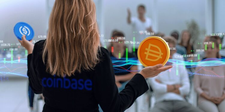 mujer con logo de Coinbase en espalda sostiene monedas de DAI y USDC frente a público con gráfico de precio
