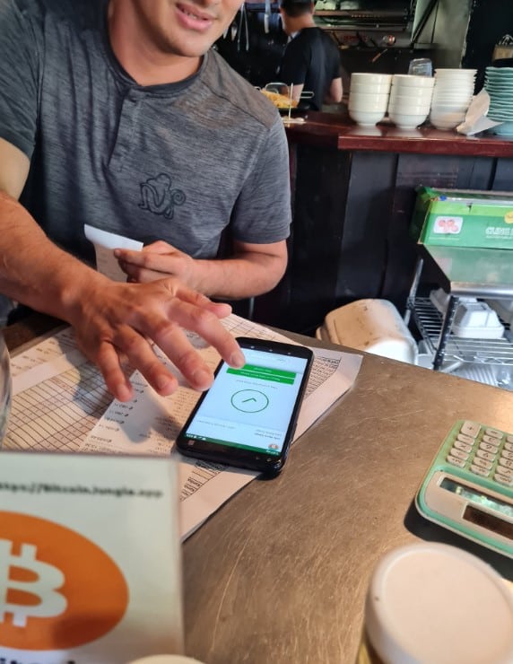 Eugenio pagando con BItcoin en Costa Rica