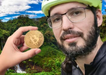 Eugenio, el ciclista que paga con bitcoin, en paisaje de Costa Rica